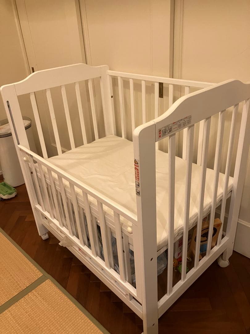 ホワイト木製ベビーベッド KATOJI キャスター付き