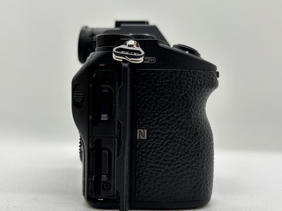 k*n様 【新品同様:ショット数1,427】SONY α7 III ボディ バッ