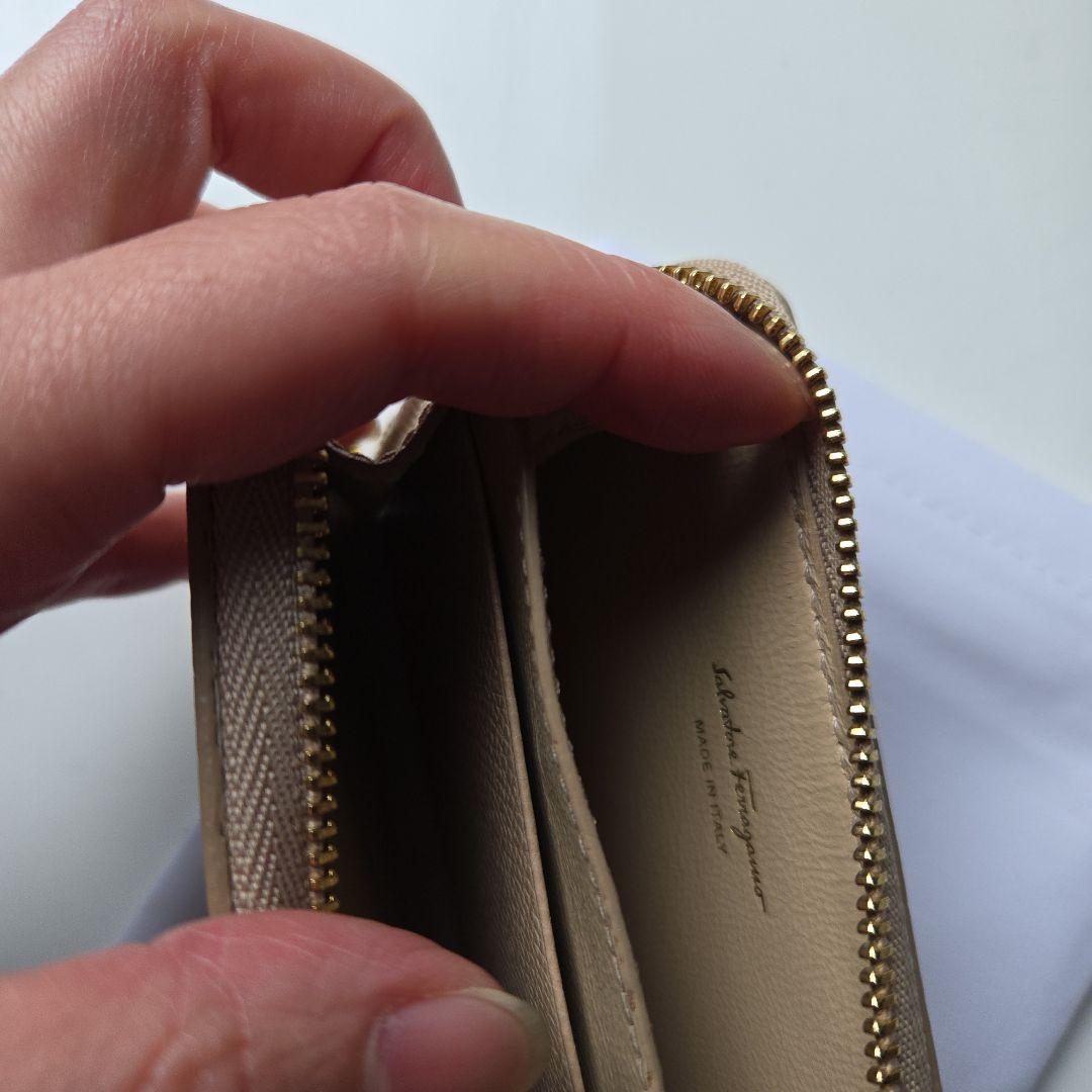 フェラガモ　ケース　ベージュ