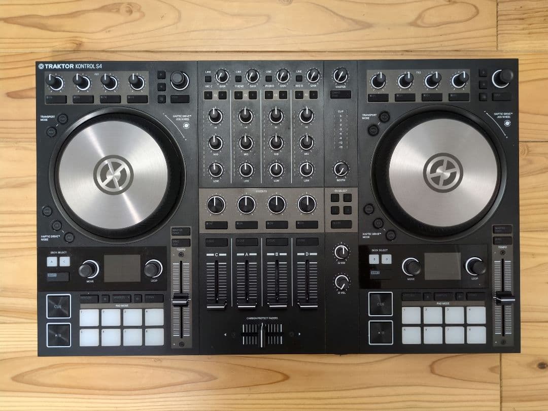 Traktor Kontrol S4 Mk3 Decksaver付き