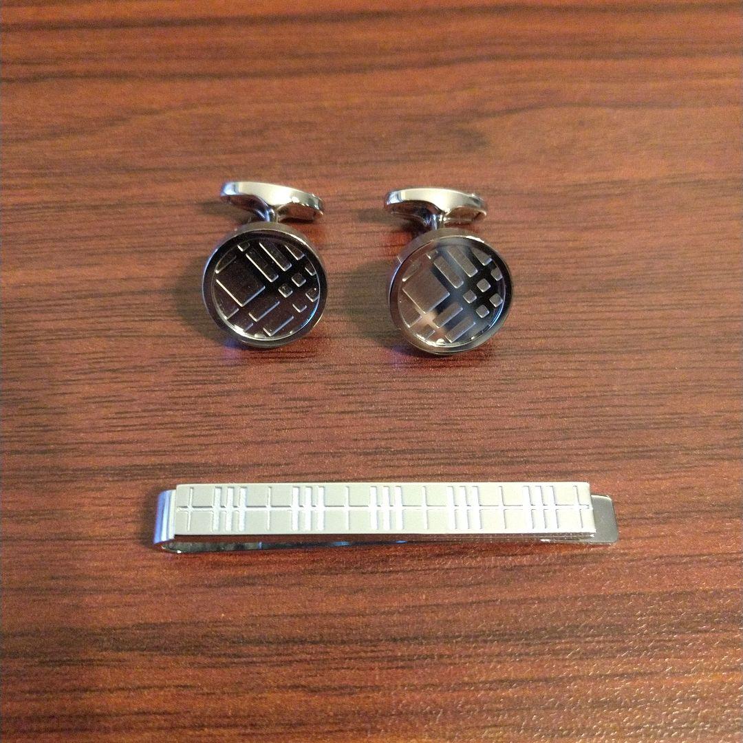バーバリー ネクタイピンとカフスのセット