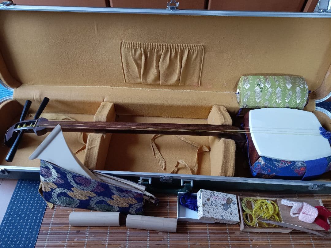 三味線本体 白色・紫色装飾