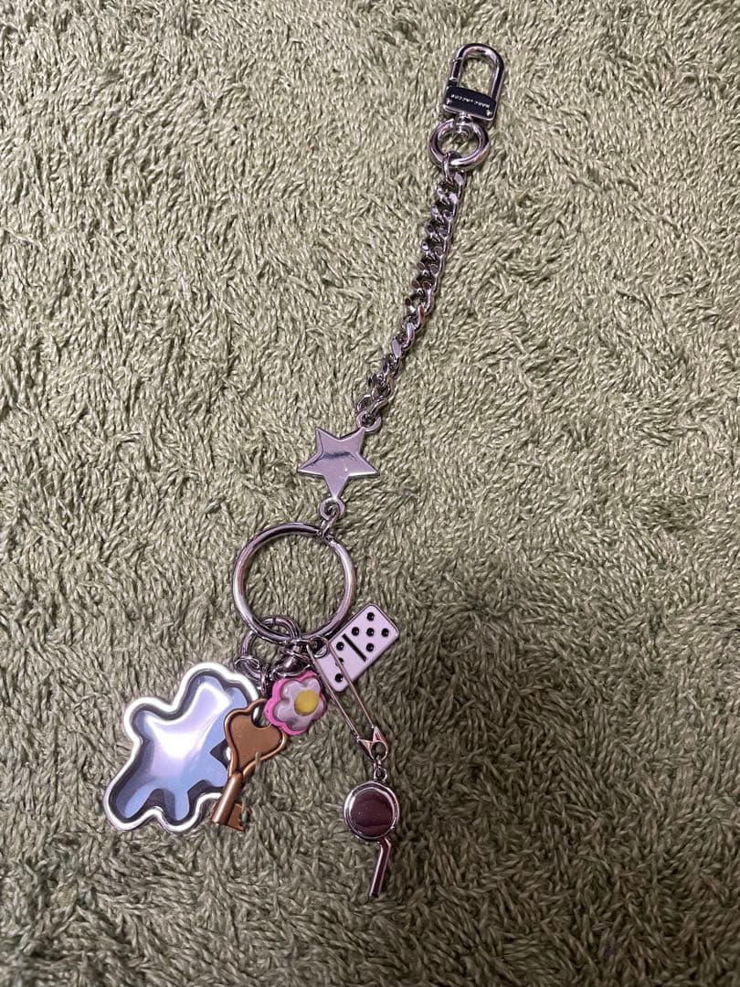 あんずすもも【MARC JACOBS】キ－チェーンチャ－ム