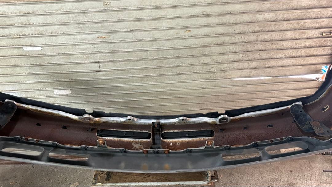 ま*ん様 05年シボレーサバーバン フロントバンパー