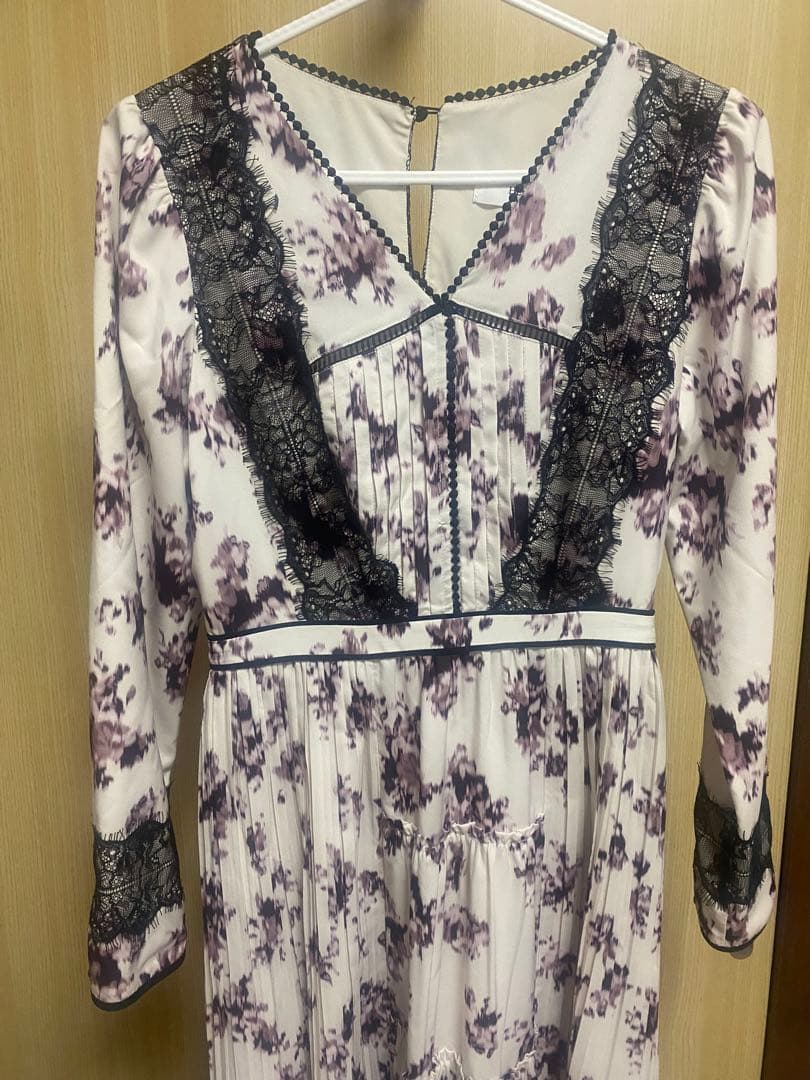 ワンピース herlipto Grasse Floral Pleated Dress