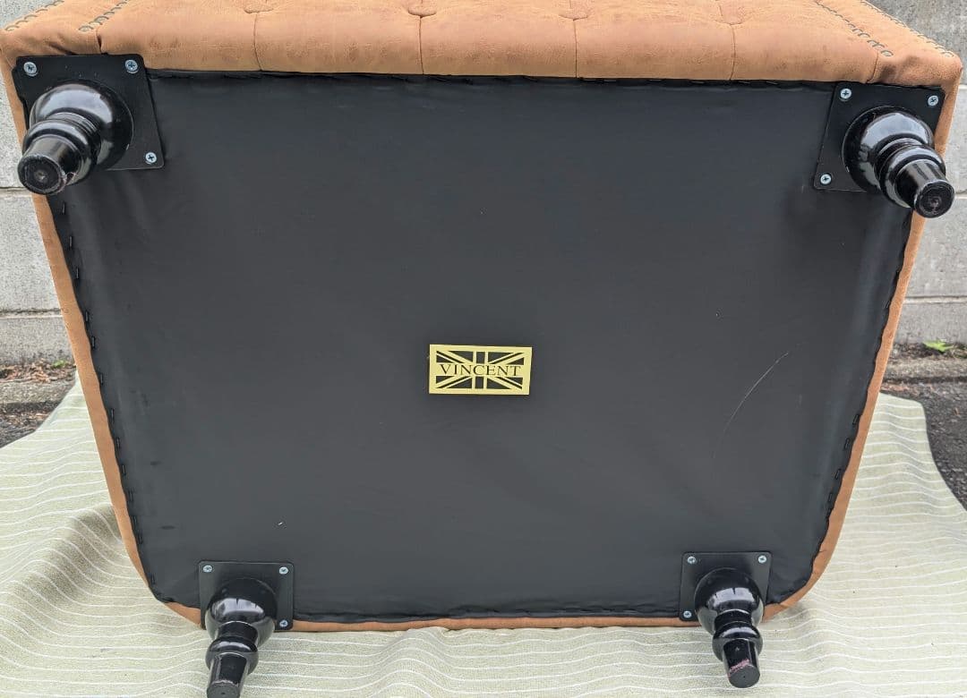 VINCENT PUレザーコンパクトチェスターフィールドシングルソファ　②