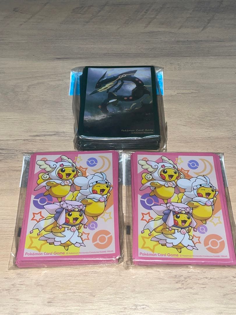 ポケモンカードスリーブ メガポンチョを着たピカチュウ　メガレックウザ降臨