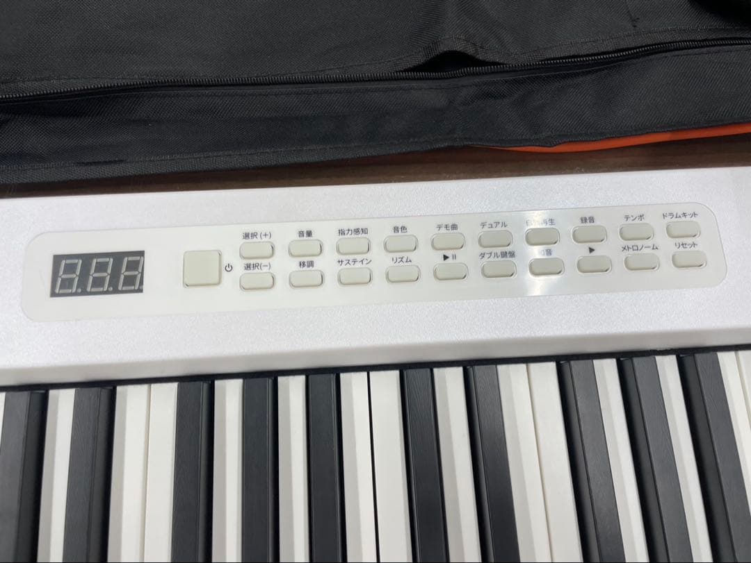 電子ピアノ　88鍵盤　充電タイプ　スリム軽量 ホワイト