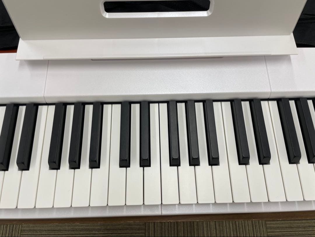 電子ピアノ　88鍵盤　充電タイプ　スリム軽量 ホワイト