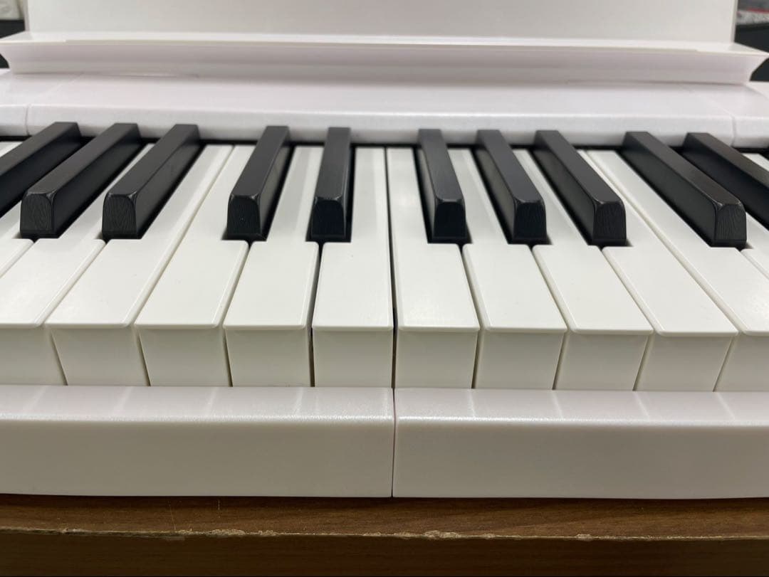 電子ピアノ　88鍵盤　充電タイプ　スリム軽量 ホワイト