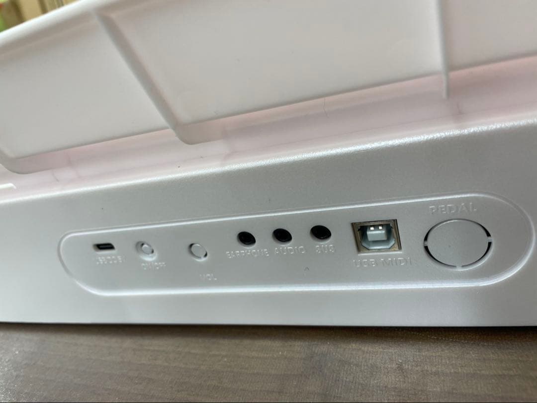 電子ピアノ　88鍵盤　充電タイプ　スリム軽量 ホワイト