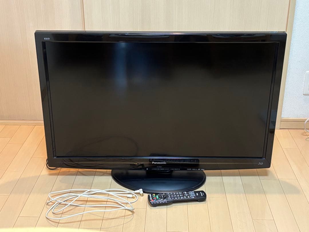 Panasonic 37インチテレビ 本体とリモコン付き