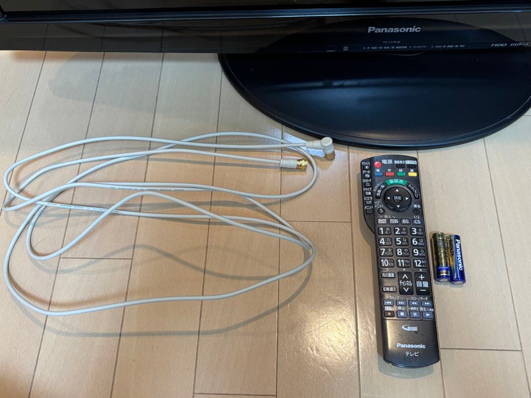 Panasonic 37インチテレビ 本体とリモコン付き