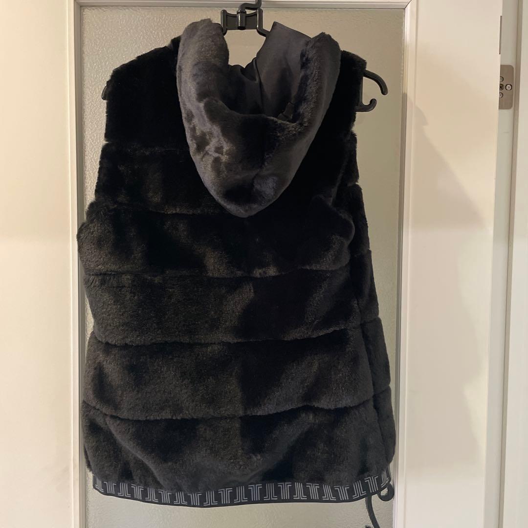 本日限りフード付き黒ファーベスト　40