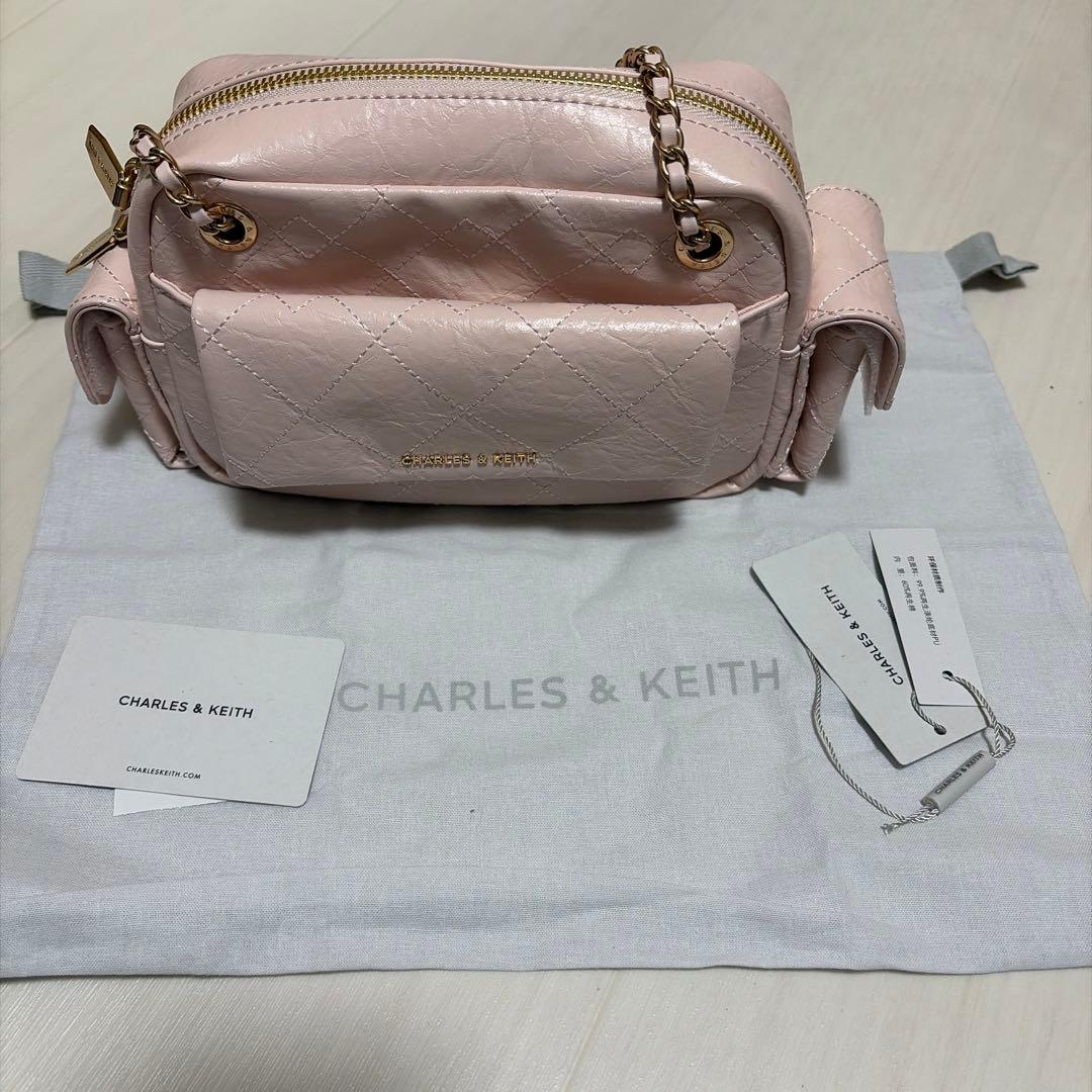 Duo ドゥオ キルトクロスボディーバッグ　チャールズ&キース　ピンク