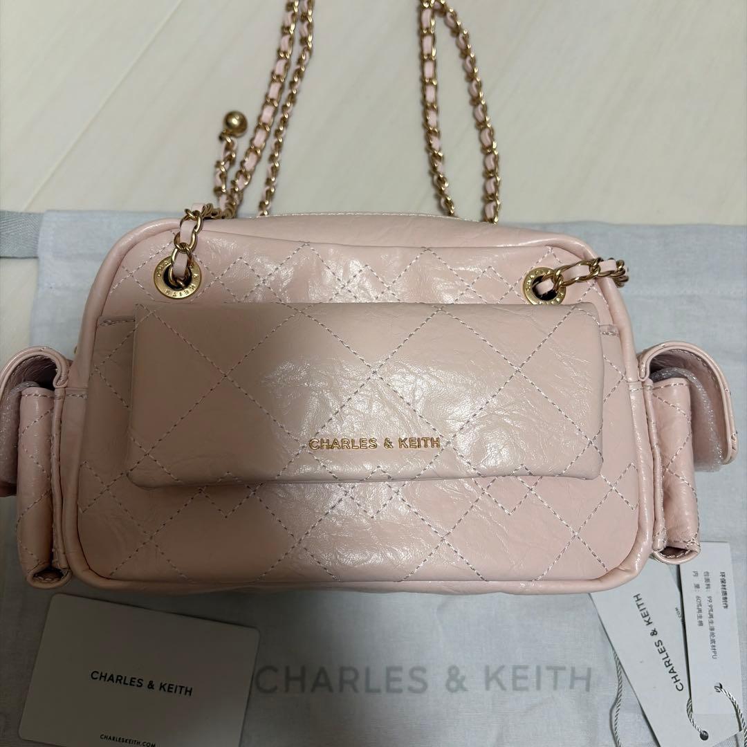 Duo ドゥオ キルトクロスボディーバッグ　チャールズ&キース　ピンク