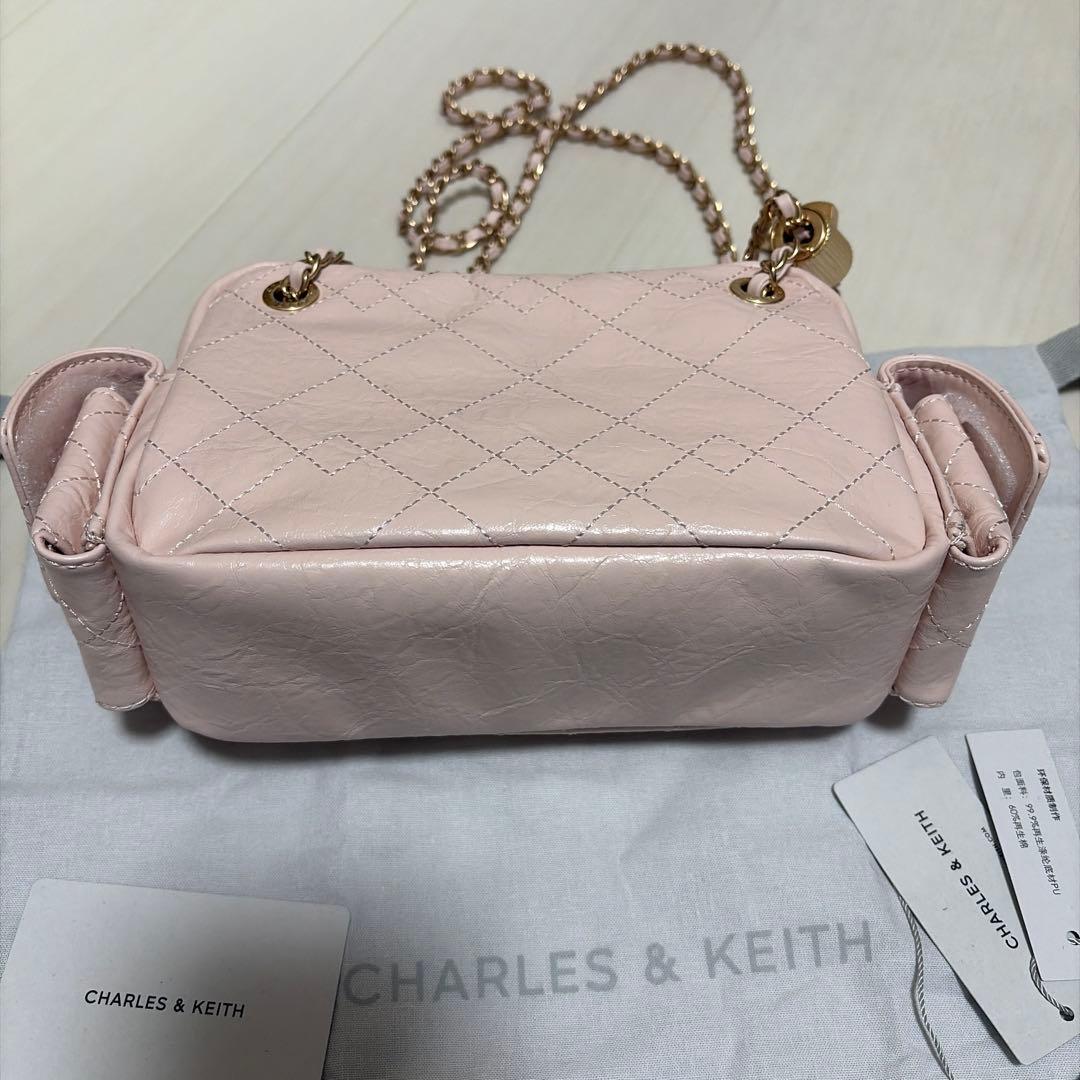 Duo ドゥオ キルトクロスボディーバッグ　チャールズ&キース　ピンク