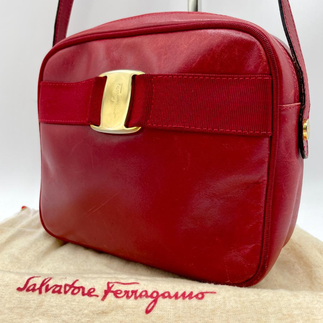 良品 Ferragamo ショルダーバッグ レザー レッド ヴァラリボン