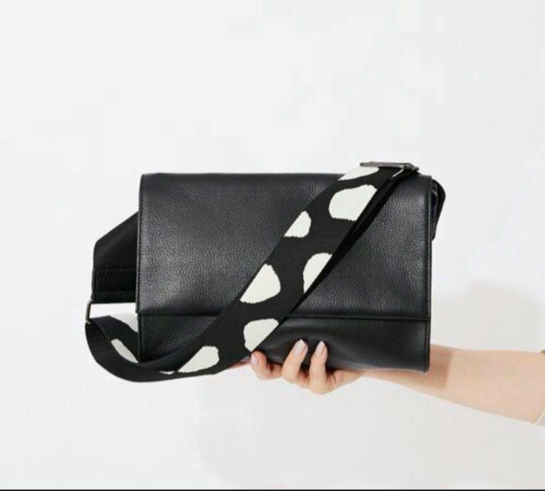 イアパピヨネ　本革　柄ワイドテープショルダーバッグ　ボディバッグ