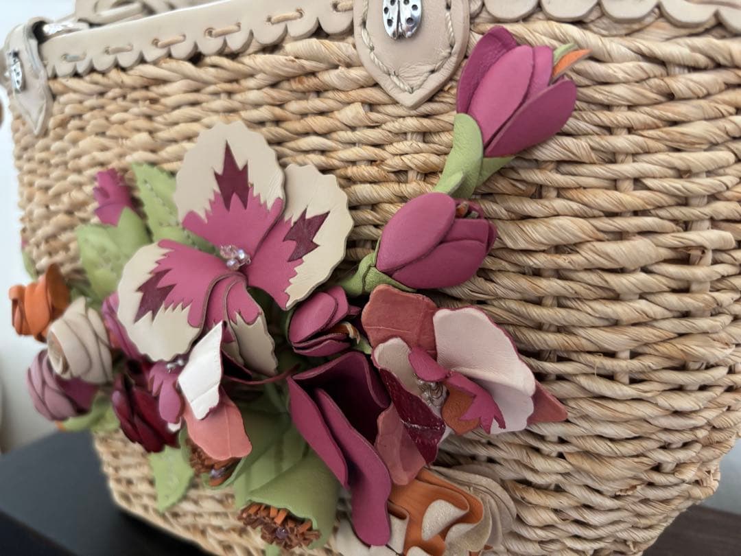 美品！かごバッグ　立体的な花　かごバッグ　花