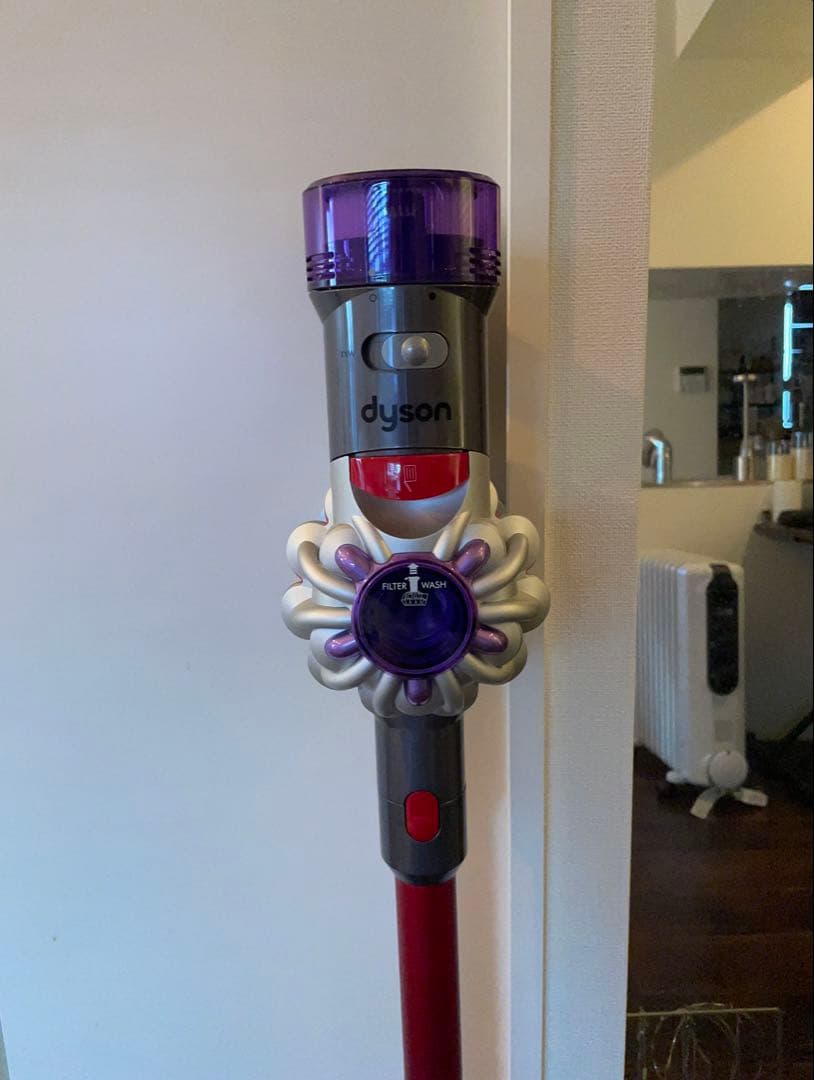 そ*う様 【美品・国内正規品】ダイソン コードレス掃除機｜ Dyson V8｜付