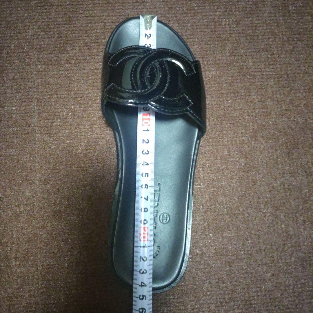 CHANEL ブラック ロゴ サンダル 37C
