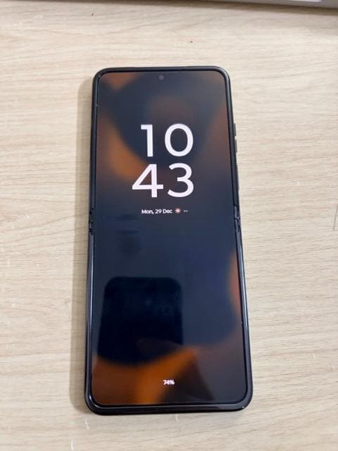 [ジャンク品] Motorola Razr 40 - セージグリーン 256GB