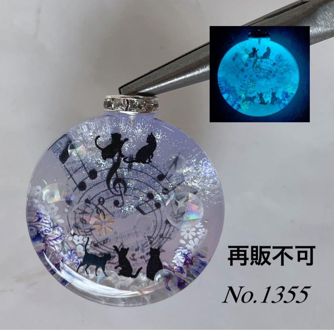 レジン/銀河のメロディと子猫達　蓄光　オルゴナイトネックレス