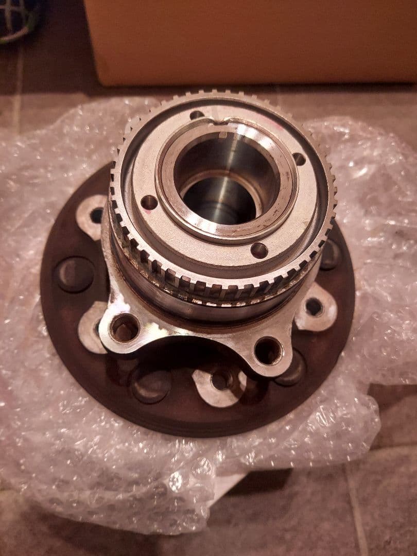 ハイエース200系フロント　ハブベアリング