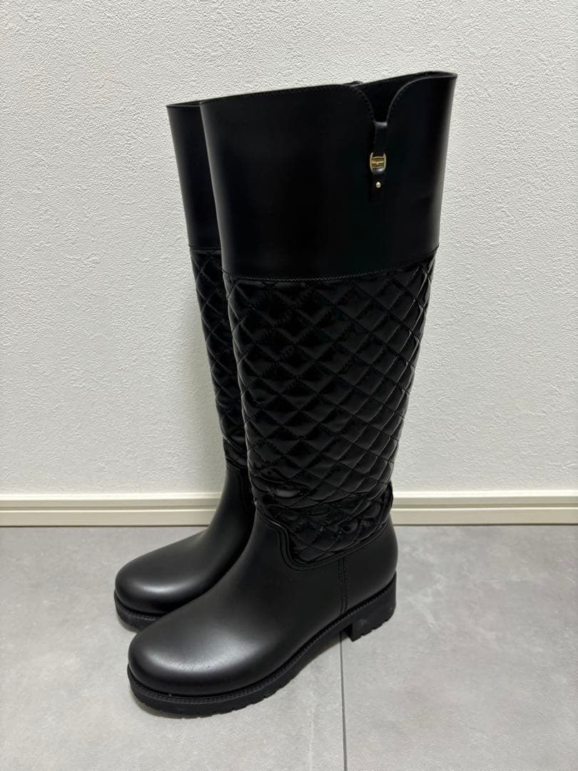 Salvatore Ferragamo ロングブーツ キルティング ヴァラリボン