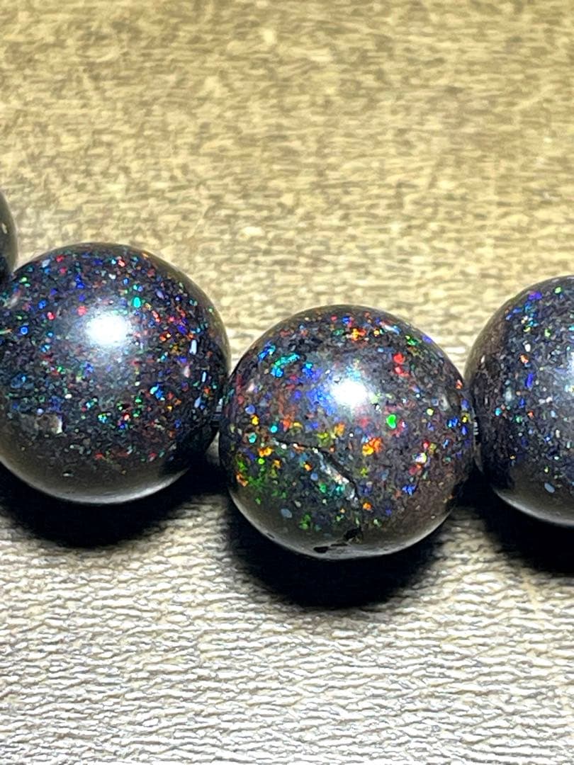 【新入荷】超高品質　ブラックマトリックスオパールブレス8.5㎜（新品未使用）虹色