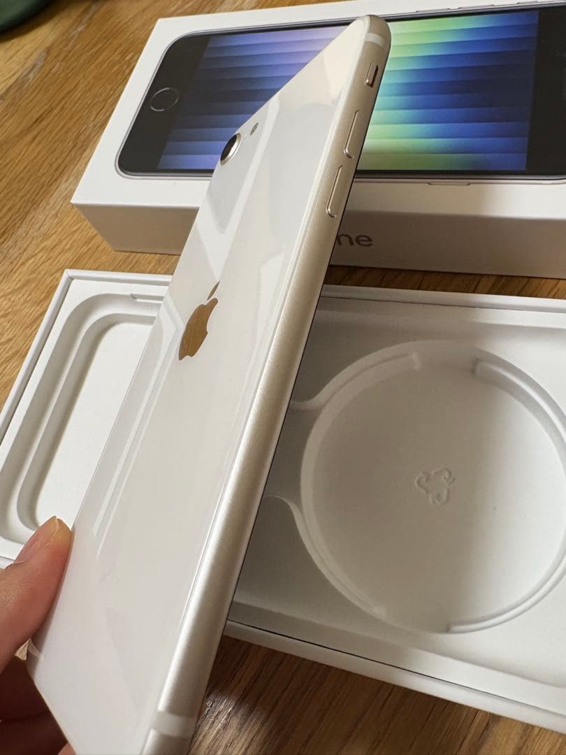 【美品】Apple iPhone SE (第3世代) 64GB