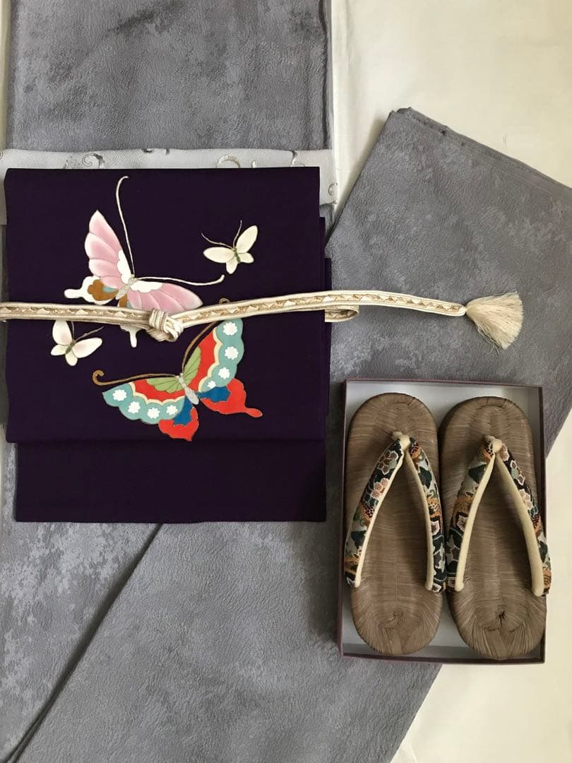 上質な塩瀬　蝶々の名古屋帯　正絹　濃い紫の地　手描き