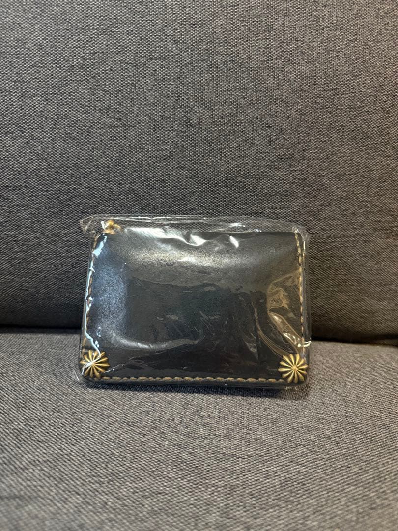 トラッカーウォレット　黒のレザー ミニ財布 金色装飾付き
