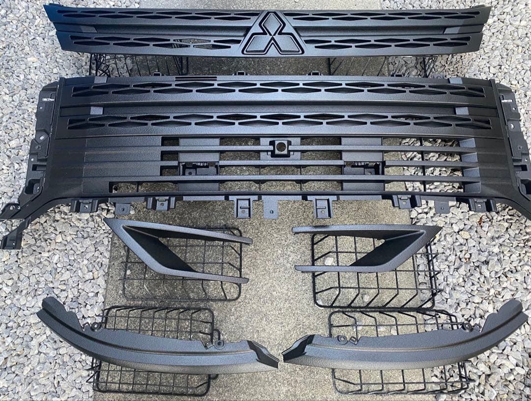 最終値下げ❗️新型デリカD5 後期　フロントグリル フォグベゼル　チッピング