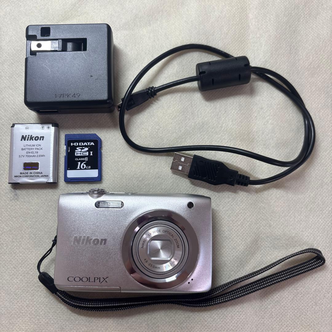 Nikon COOLPIX デジタルカメラ シルバー
