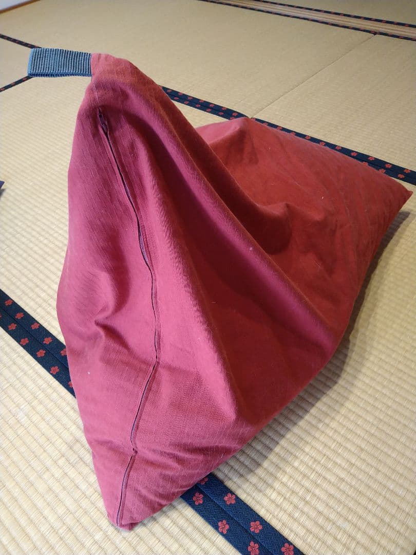 赤い三角形クッション 持ち手付き