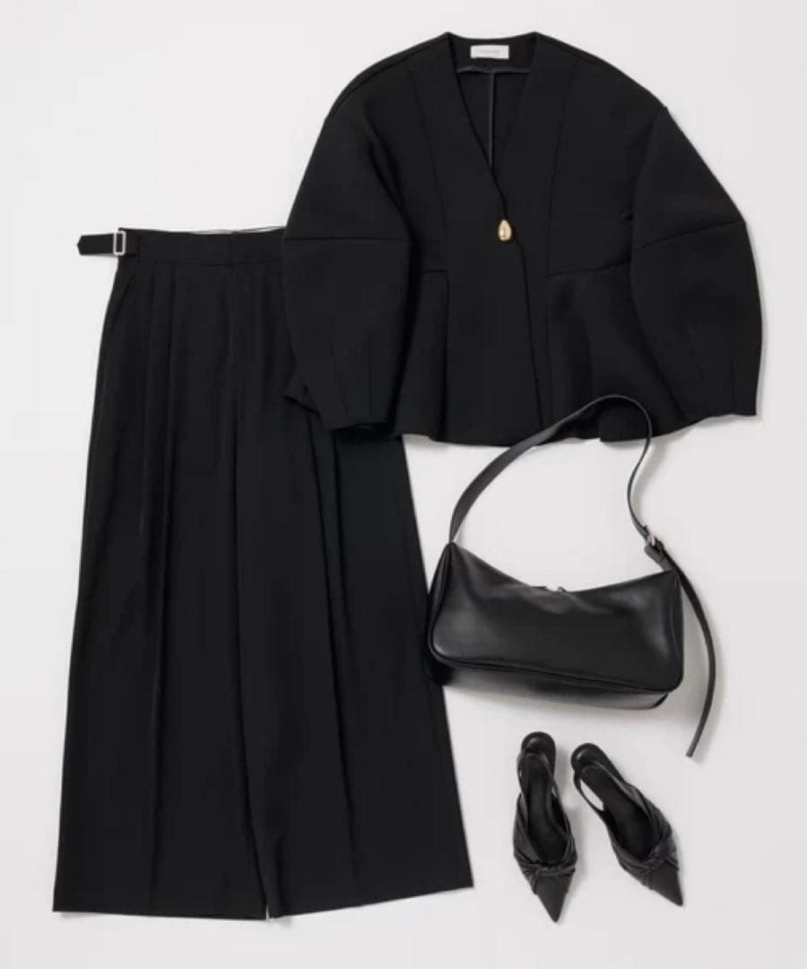 エッグブローチ付きペプラムカーディガン