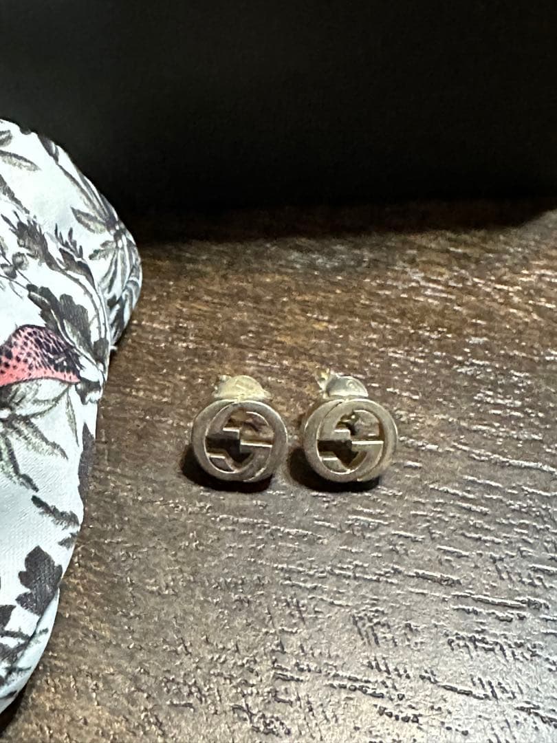 グッチ　シルバーピアス　インターロッキング