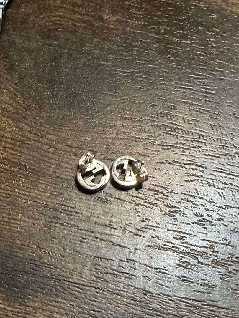 グッチ　シルバーピアス　インターロッキング