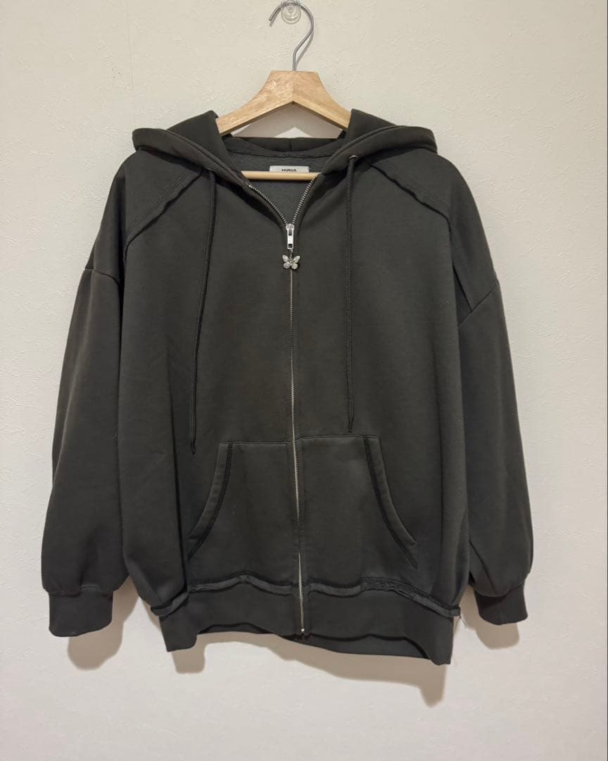 Sarah×MURUAユニセックススウェットフーディー　パーカー