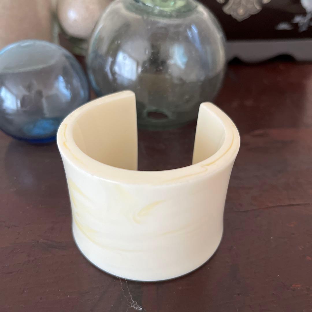 最終お値下げ！siri siri シリシリ　象牙色バングル