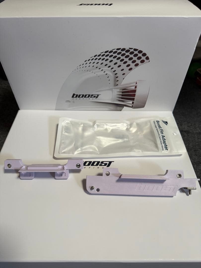 Boost サーフボードフィン ホワイト 充電ケーブル付きFCSアダプター付き