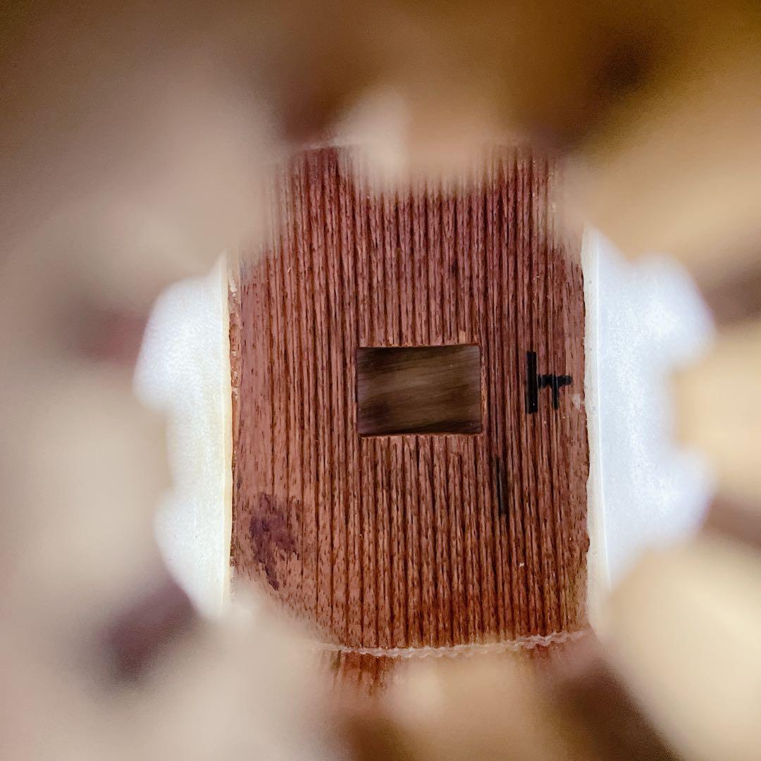 津軽三味線 太棹 段違い二本溝 東さわり トチ紅木 綾杉彫り