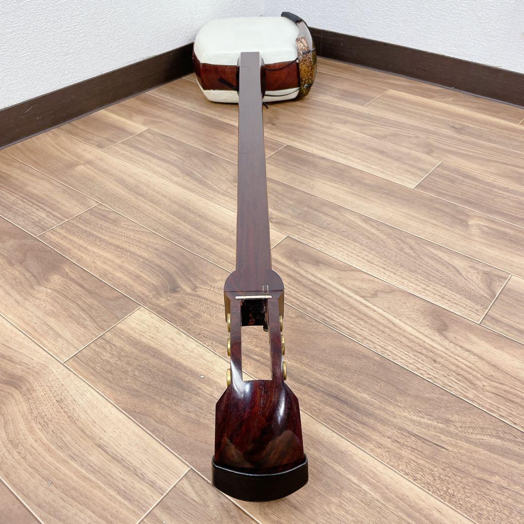 津軽三味線 太棹 段違い二本溝 東さわり トチ紅木 綾杉彫り