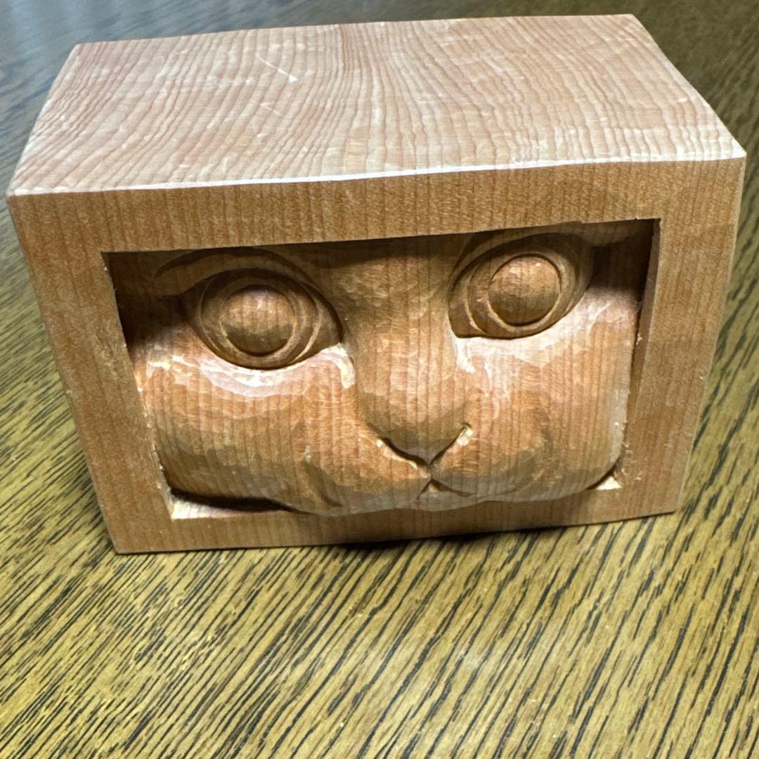 木彫の猫　手作り　箱から顔を出している猫　キューブ