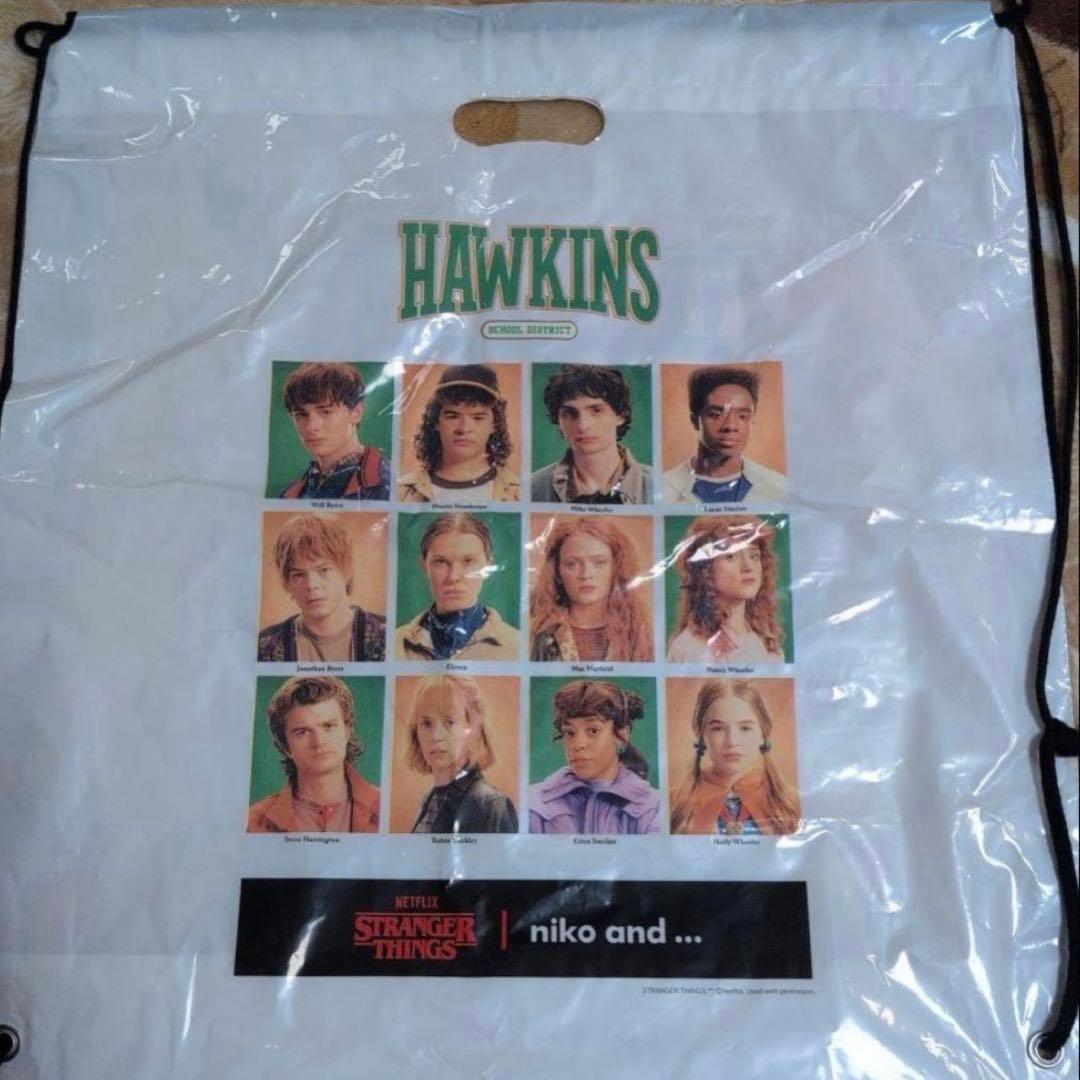 STRANGER THINGS × niko and... 缶バッジ付きパーカー