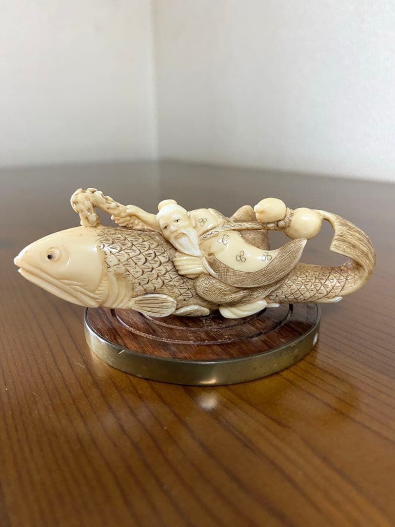 瓢箪を持つ仙人と鯉の根付けです。