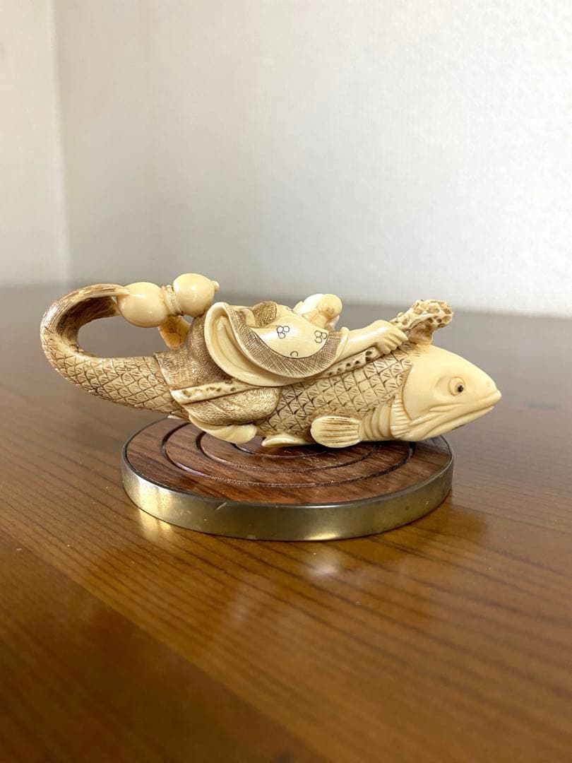 瓢箪を持つ仙人と鯉の根付けです。