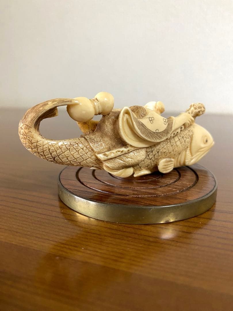 瓢箪を持つ仙人と鯉の根付けです。